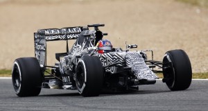Red Bull | Kvyat avariază eleronul față