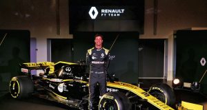 Daniel Ricciardo, deloc șocat (în galben-negru, 60 km mai la vest)